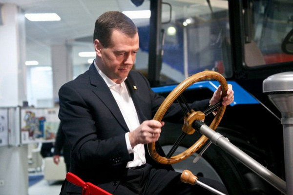 Медведев заявил о неготовности России к беспилотным автомобилям