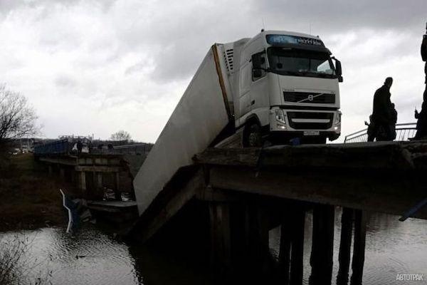В Приморье направили в суд дело водителя фуры, под которой рухнул мост