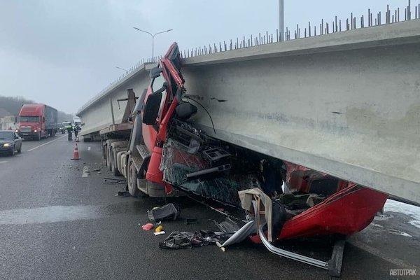 ВИДЕО: мостовая балка раздавила грузовик на трассе в Ростовской области