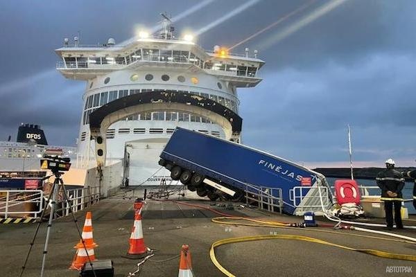 Белорусский дальнобойщик умер за рулем фуры во Франции