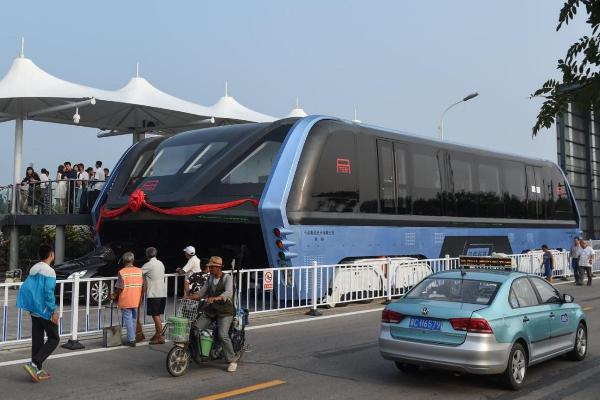 Дизайнер китайского «автобуса» на рельсах заявил, что его детище вполне жизнеспособно