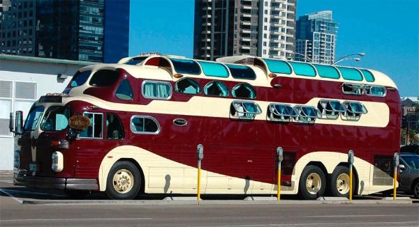 Футуристичный автобус для международных перевозок. Какой компанией производился - кто знает?