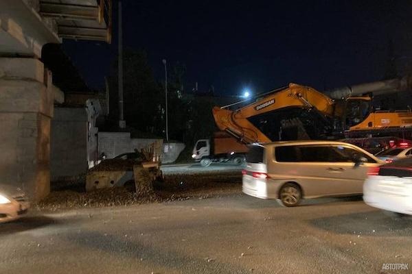 Во Владивостоке на автодорогу рухнула часть моста