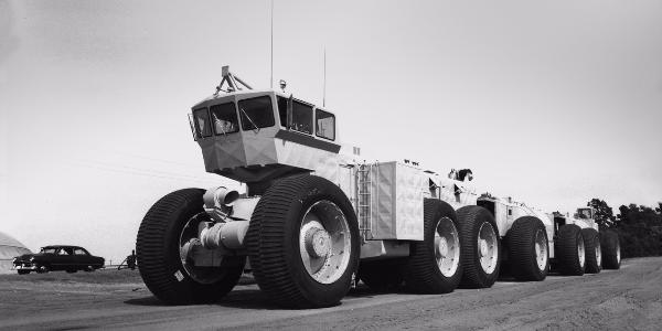 LeTourneau TC-497 - самый длинный колесный автопоезд в истории был построен в США в начале 1950-х годов. Длина LeTourneau TC-497 составляла 173 метра, высота кабины - 9 метров, грузоподъемность – более 400 тонн. Гигант имел 54 колеса, каждое диаметром 3,5