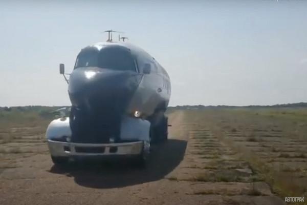 Самолет превратили в дом на колесах