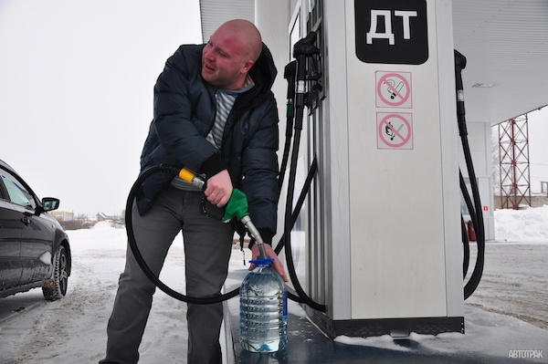 Бензин подорожал сразу после завершения соглашения правительства с нефтяниками