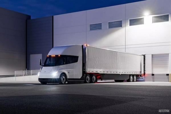 Интерьер грузовика Tesla Semi показали на видео