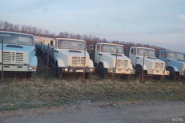В России нашли стоянку с грузовиками из 90-х без пробега