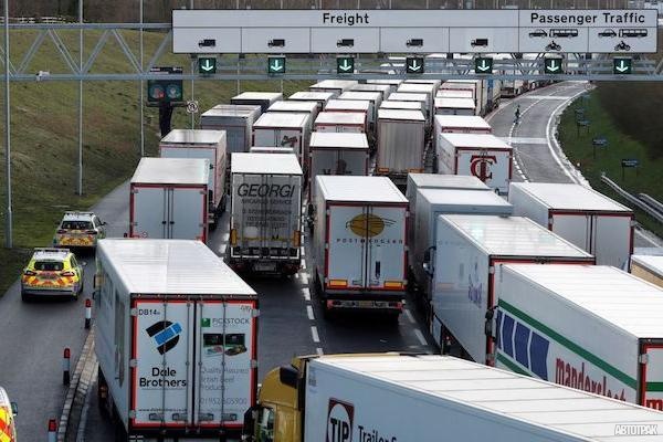 Минтранса Великобритании пояснило новые правила пропуска большегрузов в страну
