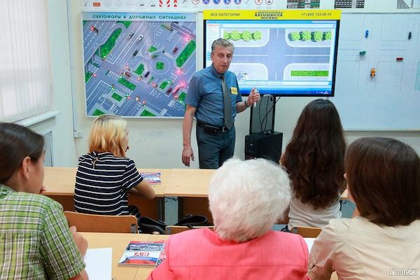 В автошколах начнут учить оформлению ДТП и водительской этике