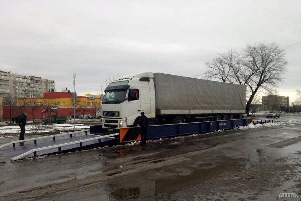 На въезде в Киев появились мобильные комплексы для взвешивания грузовиков