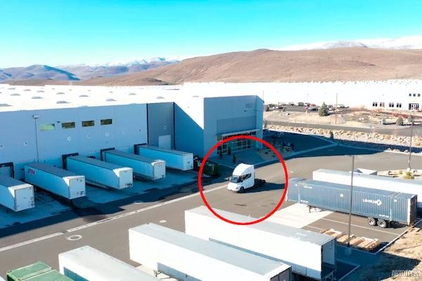 Испытания электрогрузовика Tesla Semi показали на видео с дронов