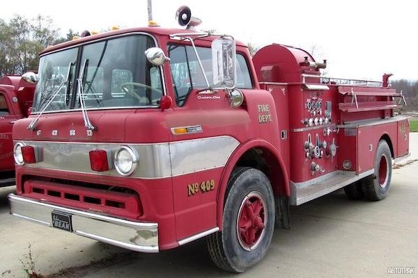 В Курганской области редкую пожарную машину Ford превратили в аттракцион для детей