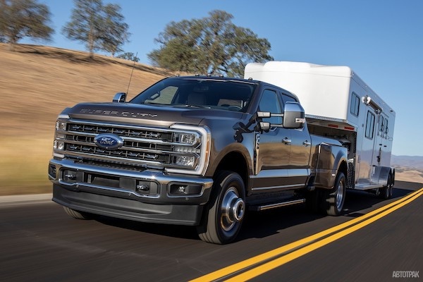 Новый Ford F-Series Super Duty: семь решеток, два внедорожных пакета и море камер