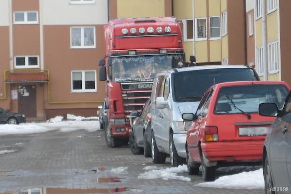 В России введут штрафы за парковку во дворах такси и грузовиков