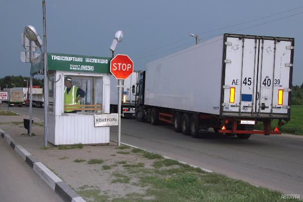 Таможенникам РФ разрешат останавливать и проверять фуры на дороге