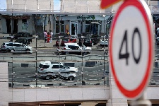 На улицах с уменьшенными дорожными знаками предлагают снижать скорость