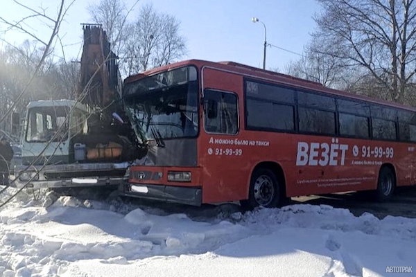 ВИДЕО: в Хабаровске автокран врезался в автобус с пассажирами