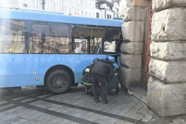 Во Владивостоке автобус въехал в историческое здание