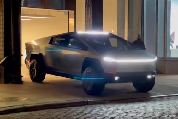 Пикап Tesla Cybertruck проехал по дорогам Нью-Йорка