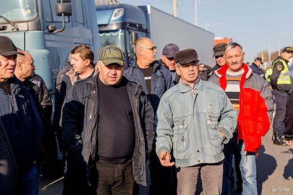 «Нам нужно кормить семьи». В Молдавии протестуют дальнобойщики