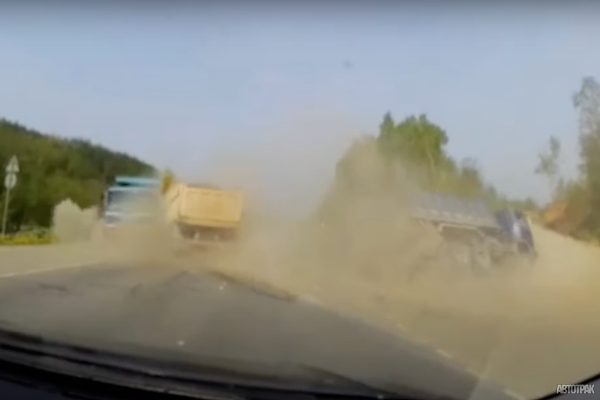 В Сети разместили видео со столкновением трех грузовиков на Сахалине