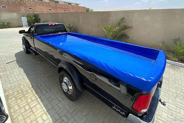 В ОАЭ показали неприлично длинный Dodge Ram 4500 с бассейном в кузове