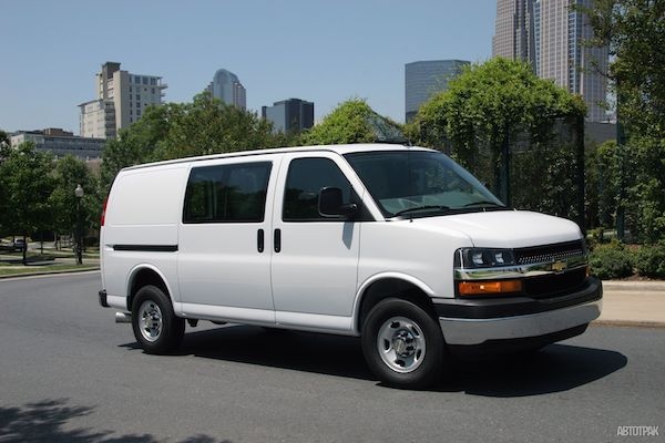 GM может отправить две модели в отставку: под нож попадут GMC Savana и Chevrolet Express