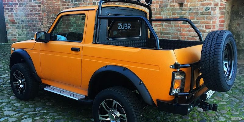 В Германии троллят Lada Niva.