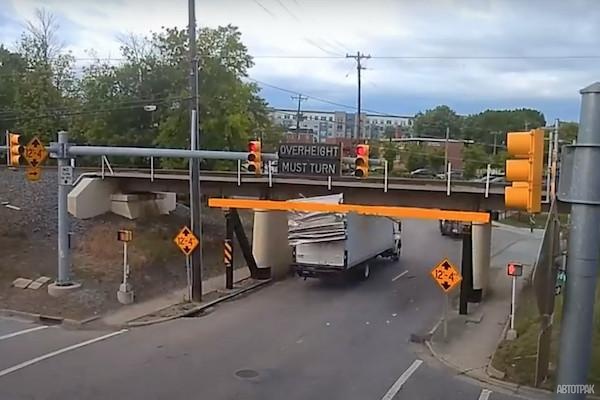 «Мост глупости» в США срезал крышу у грузовика.