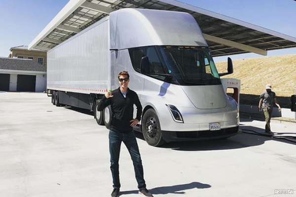 Фуры Tesla Semi будут заряжать сразу с нескольких зарядных станций