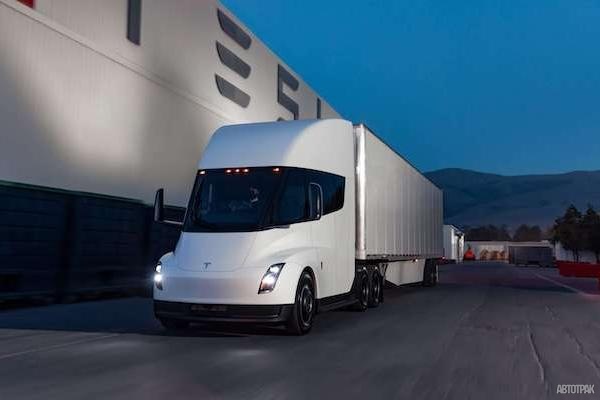 С конвейера начали сходить первые предсерийные электрические тягачи Tesla Semi