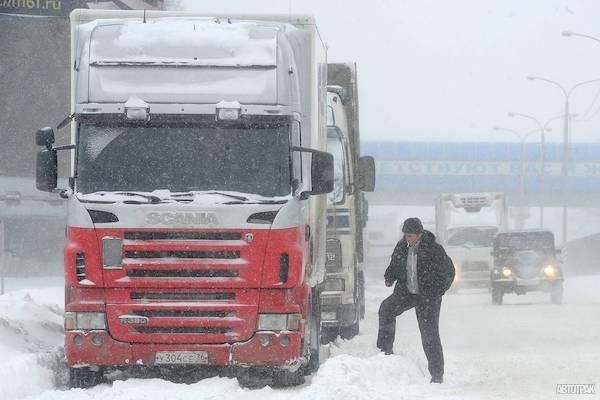 Власти предложили запретить грузовикам въезжать в Москву в снегопад