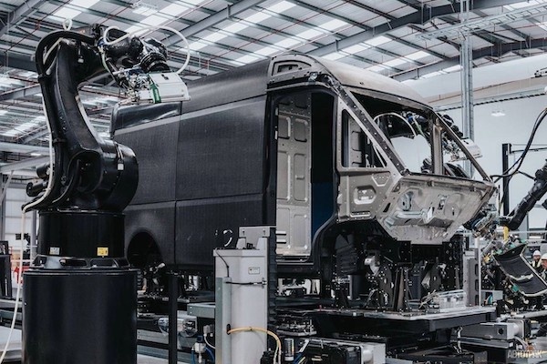 Дешево и просто: стартап Arrival Дениса Свердлова собрал первый фургон на микрофабрике