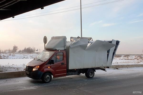 В Петербурге под «мостом глупости» не смог проехать 200-й грузовик