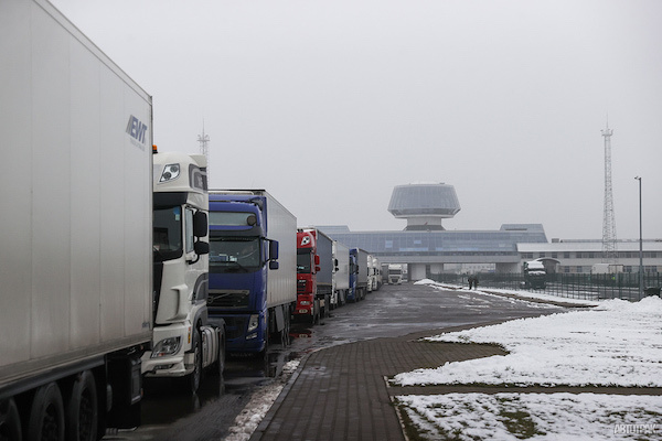 На границе Беларуси с ЕС скопилось почти 5 тыс. грузовиков