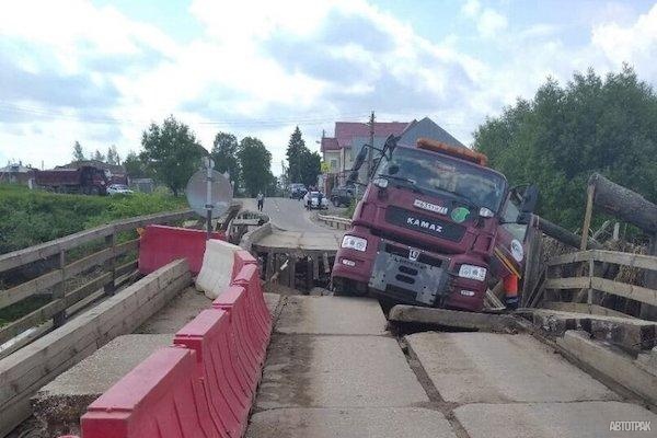 В Ивановской области под тяжестью КАМАЗа рухнул мост