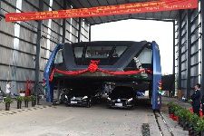 В Китае начались уличные испытания большого арочного «автобуса»