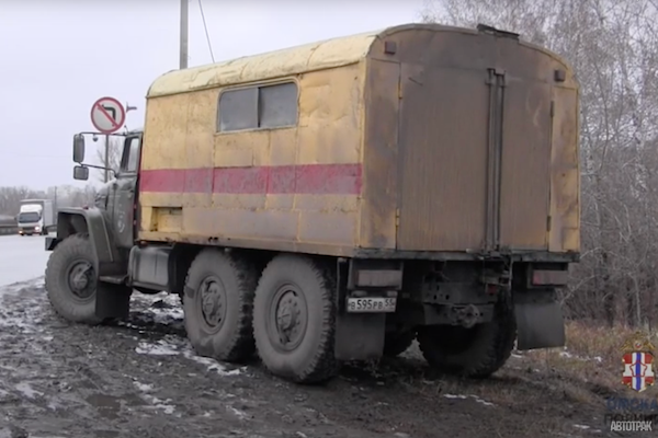 В Омске пьяный мужчина угнал Урал-«техничку» из троллейбусного парка