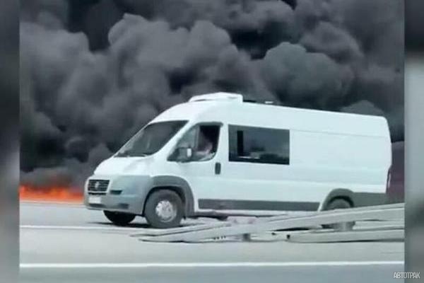 Крупный пожар на МКАД из-за перевернувшегося бензовоза