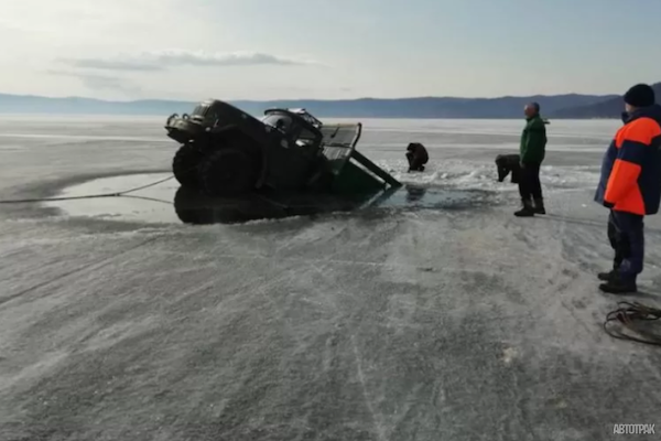 Два грузовика ЗИЛ ушли под лед на Байкале – эффектное видео