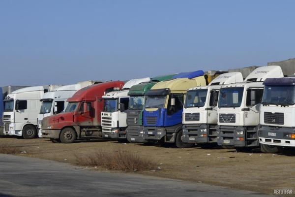 Украинские дальнобойщики заблокировали российских