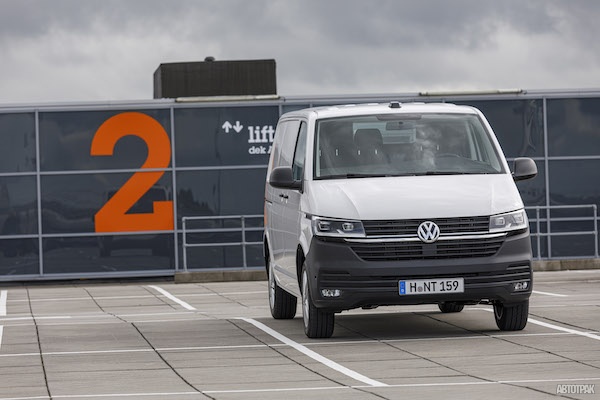 Следующий Volkswagen Transporter будет слегка переделанным Фордом