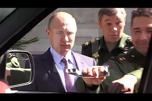 Путин не смог открыть дверь при осмотре УАЗ Патриот