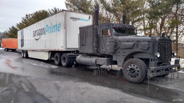Amazon на фоне грузовика