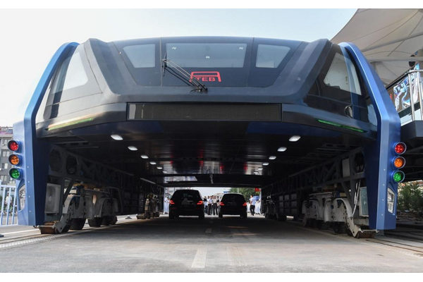 Китайские власти назвали жульничеством нашумевший проект гигантского автобуса на рельсах