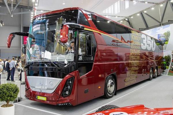 Междугородний автобус МАЗ нового поколения представили публично