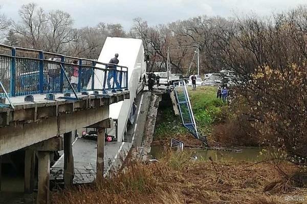 Дальнобойщику, под чьей фурой рухнул мост в Приморье, отменили приговор