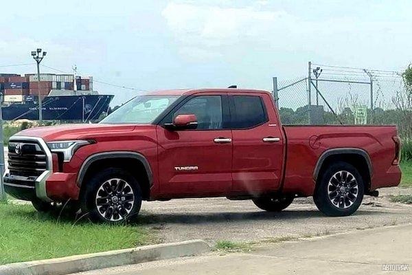 В США обнаружили новую Toyota Tundra без маскировки