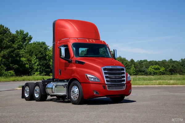 Компания Freightliner представила свой самый легкий тягач